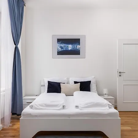 Stay2gether Blue Vibe - Metro Florenc Apartment *